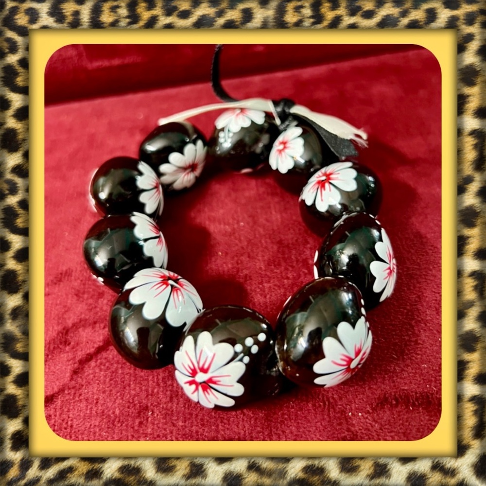 👑✅PRICE FIRM✅ Black and White Kukui Nut Bracelet. NWOT.